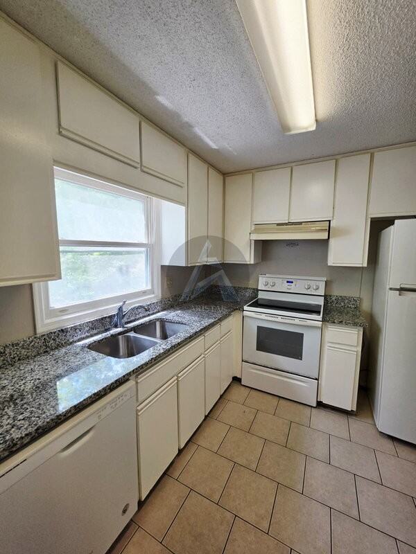 1495 Bentley Ln Se - Photo 6 of 17