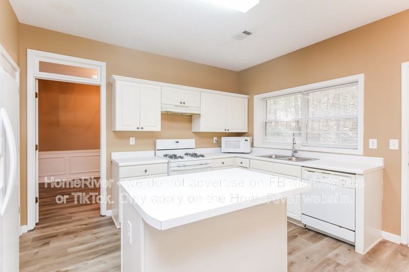 740 Westre Way - Photo 4 of 17