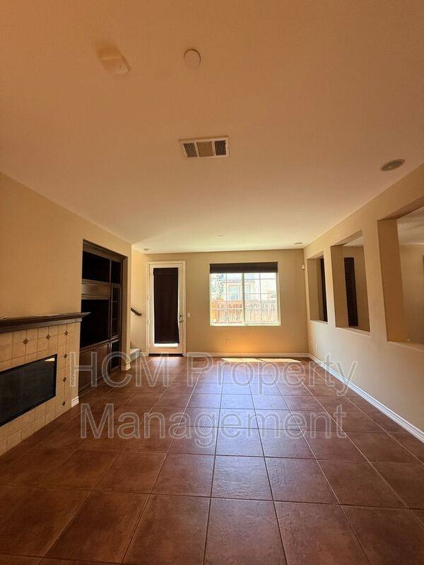 26027 Newport Ave - Photo 4 of 33