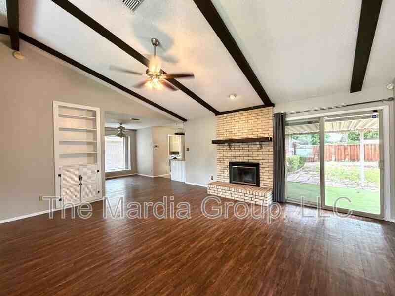 1506 Whiteoak Dr - Photo 3 of 21