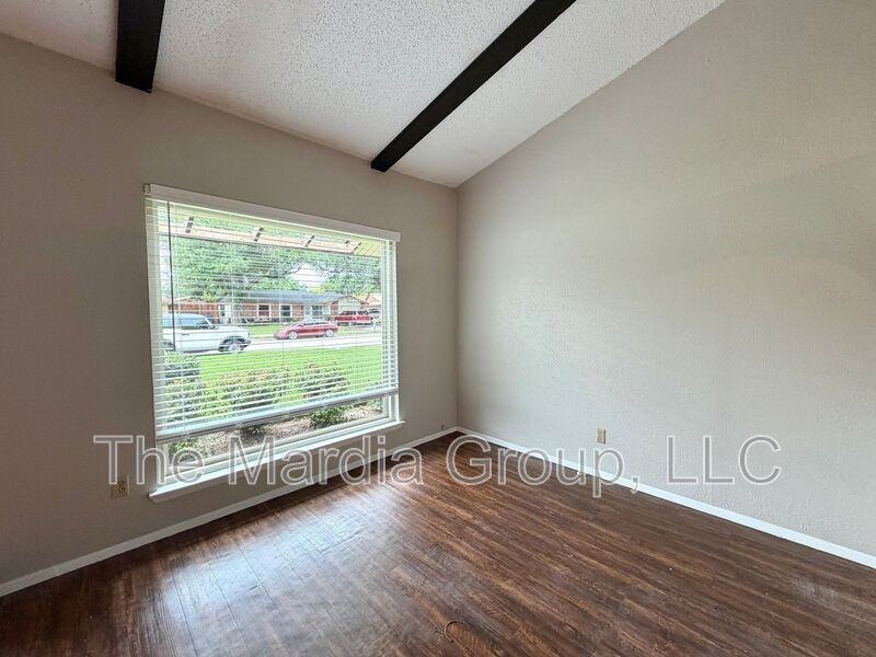 1506 Whiteoak Dr - Photo 4 of 21