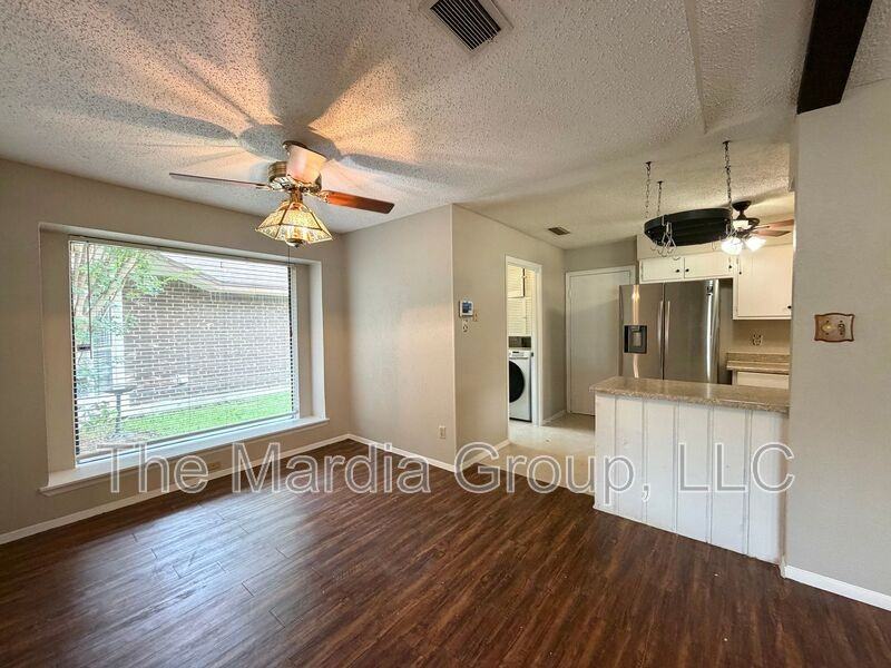 1506 Whiteoak Dr - Photo 5 of 21