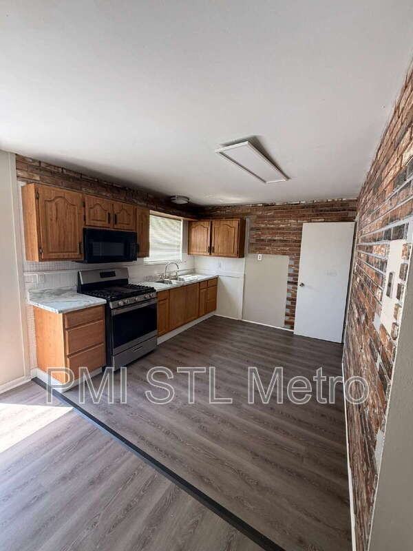 10557 Castle Dr - Photo 3 of 13