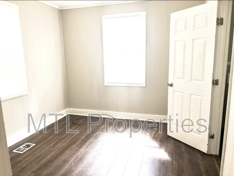 2239 Center St - Photo 4 of 11