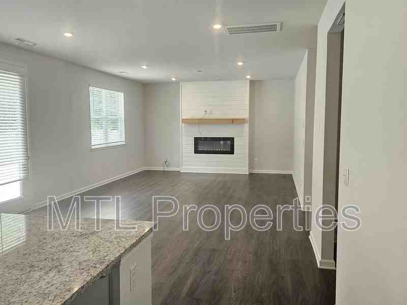 195 Bezelle Ave - Photo 3 of 23