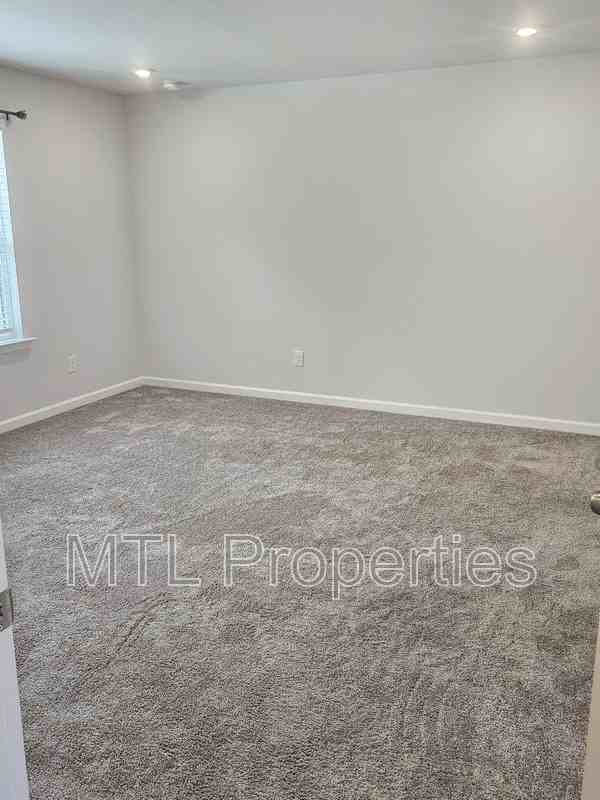 195 Bezelle Ave - Photo 4 of 23