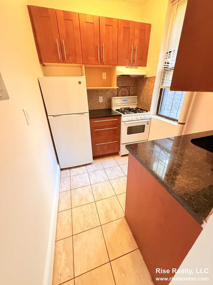 31 Peterborough St #10 - Photo 2 of 9