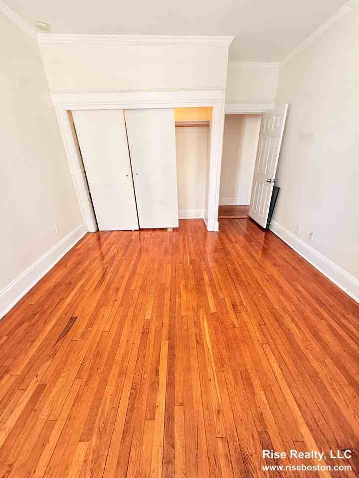 31 Peterborough St #10 - Photo 4 of 9