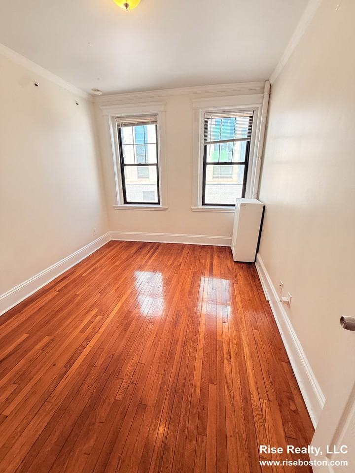 31 Peterborough St #10 - Photo 5 of 9