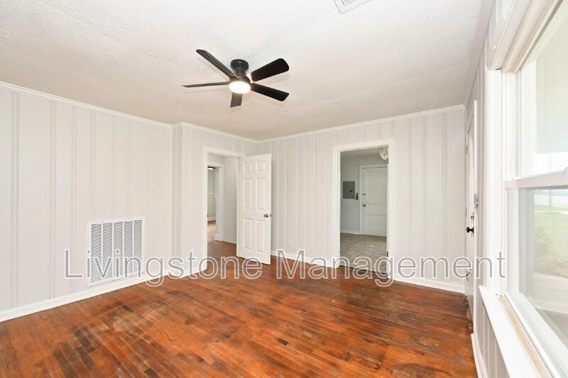 872 W Albert Gallatin Ave - Photo 5 of 50