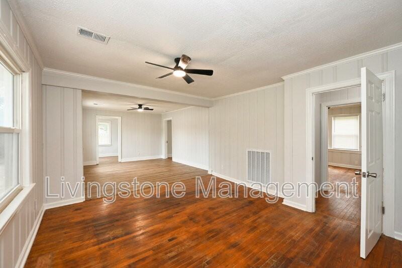 872 W Albert Gallatin Ave - Photo 6 of 50