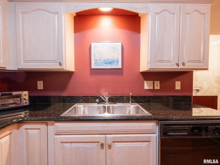 5200 N Knoxville Ave #5200 - Photo 2 of 11