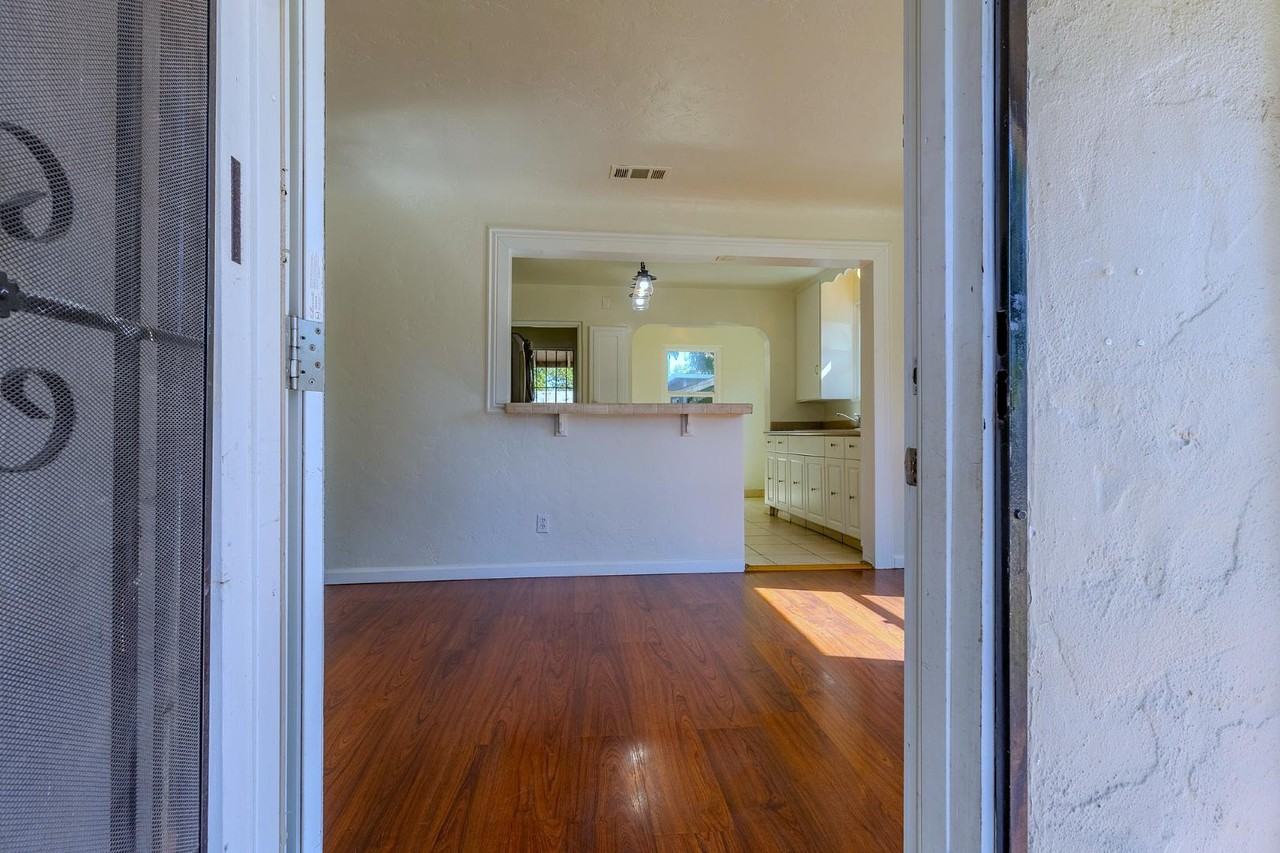 2137 Raymond Ave - Photo 3 of 20