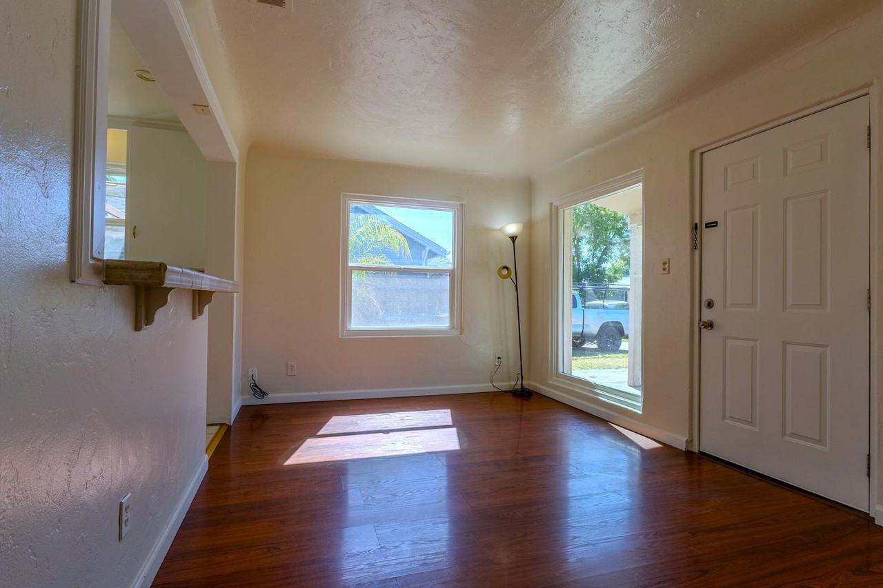 2137 Raymond Ave - Photo 7 of 20