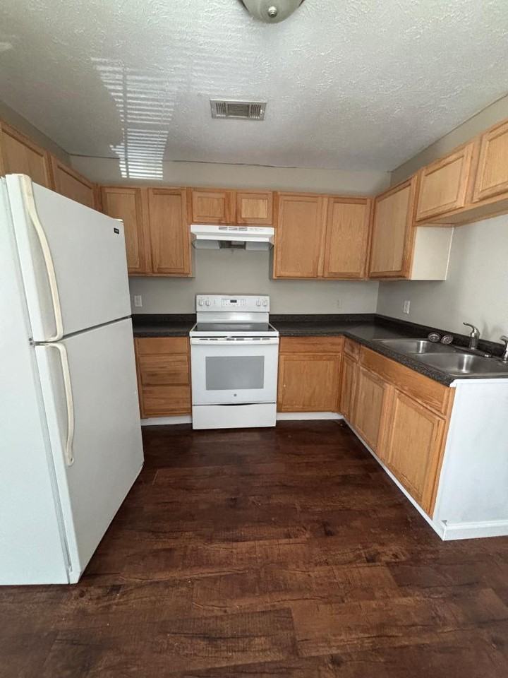 1025 6th Ave N - Photo 2 of 10