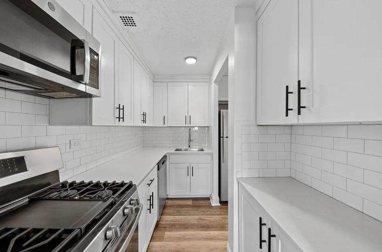Waterside Plz #2023F - Photo 5 of 5