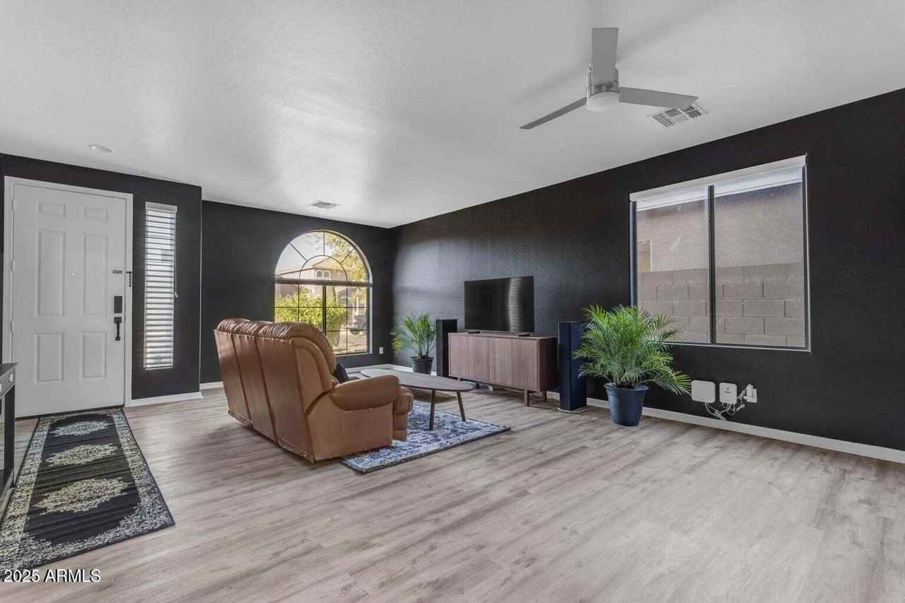 3535 W Morgan Ln - Photo 4 of 32