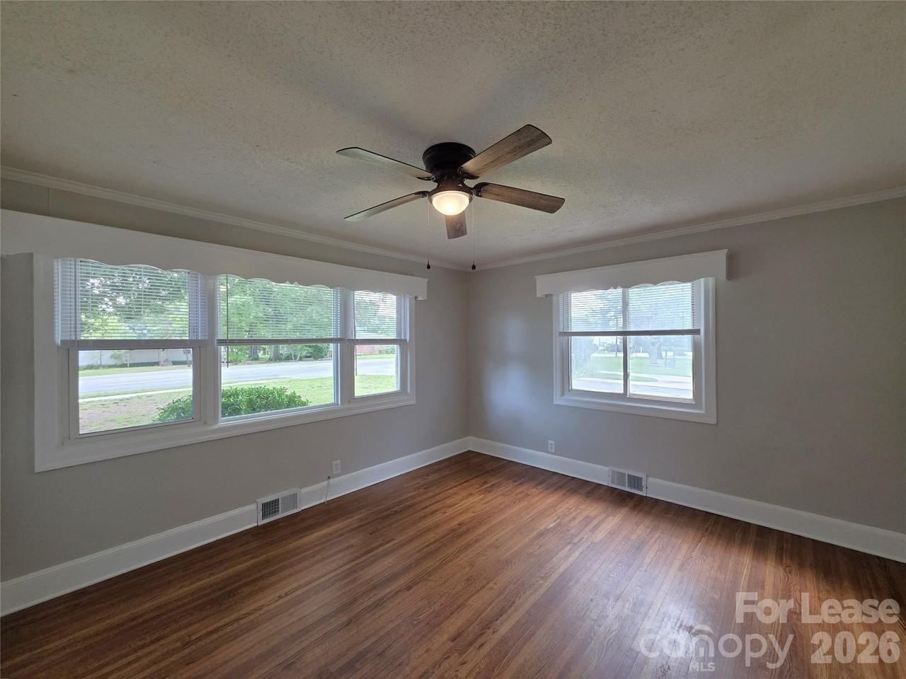 1310 Oakwood Ave - Photo 2 of 16