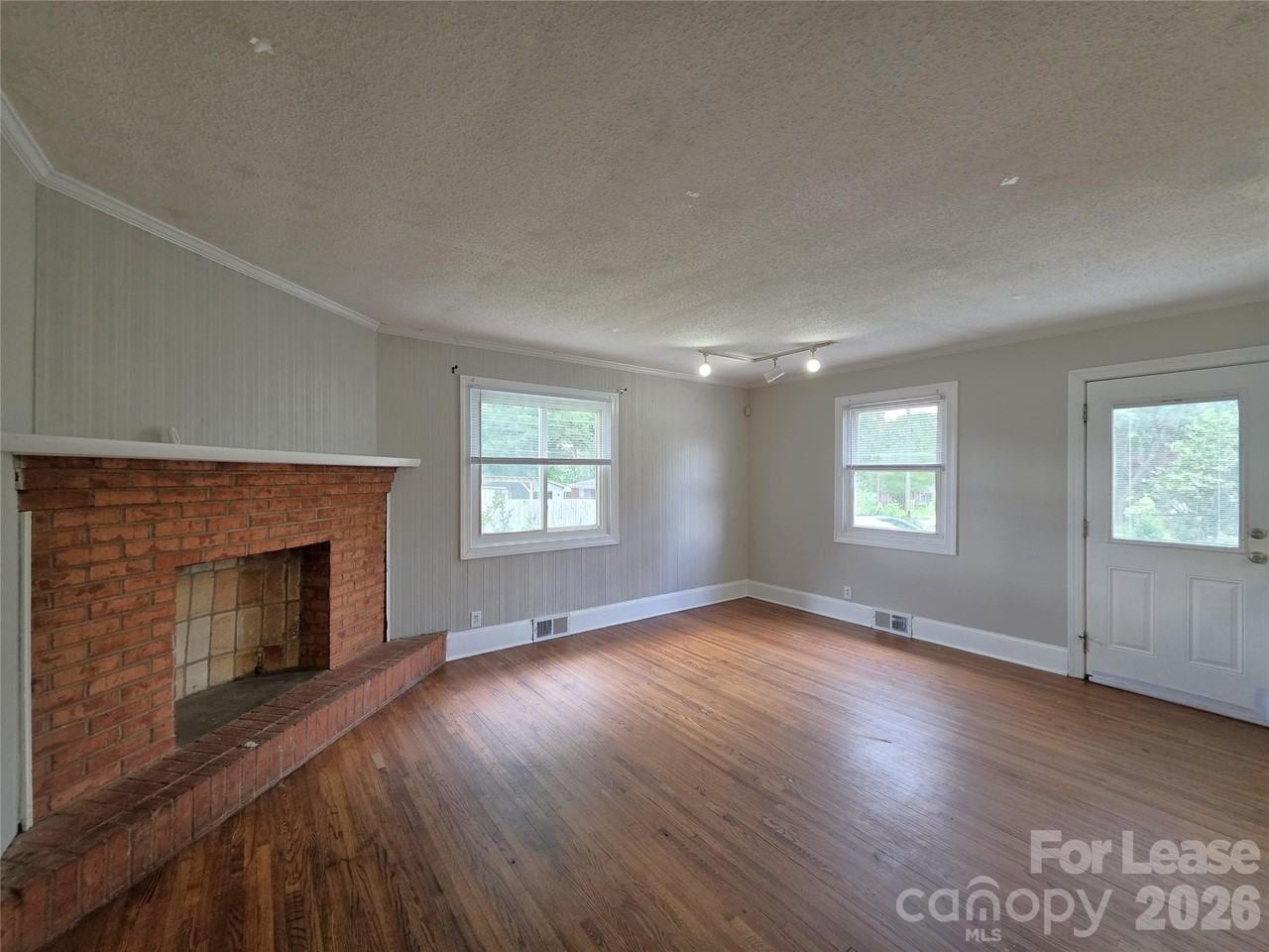 1310 Oakwood Ave - Photo 4 of 16