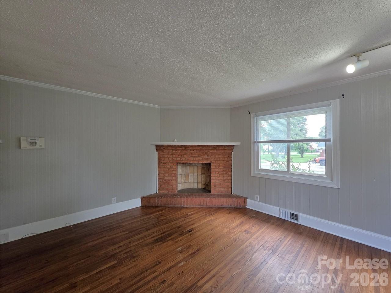 1310 Oakwood Ave - Photo 5 of 16