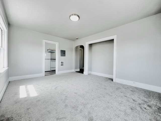 LINCOLN APARTMENTS - Photo 4 of 24