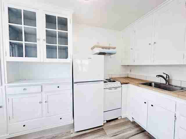 LINCOLN APARTMENTS - Photo 5 of 24