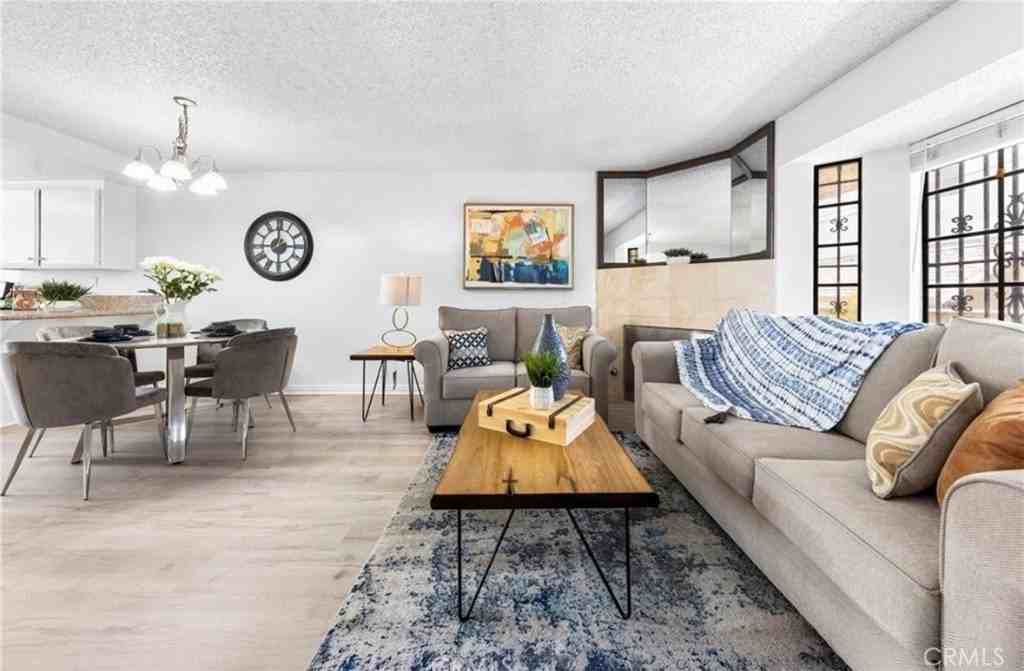 321 N Lincoln Ave #B - Photo 3 of 11