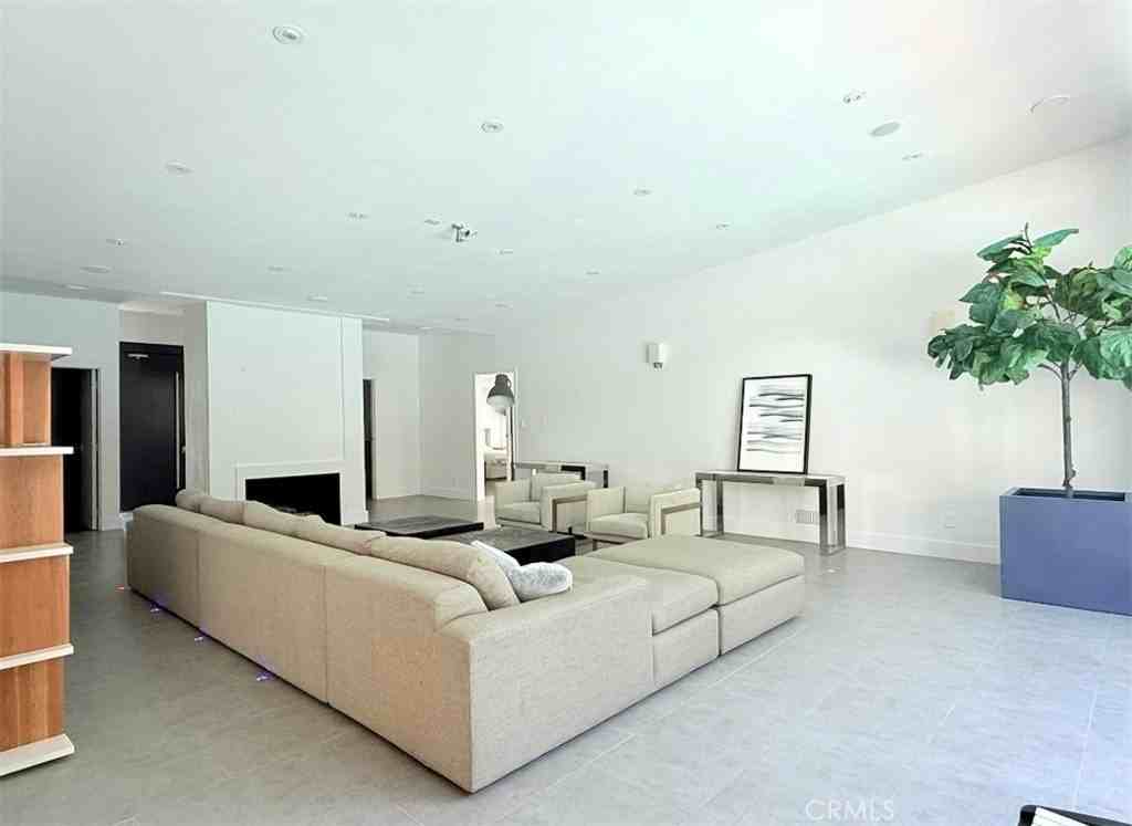 1801 Roscomare Rd - Photo 5 of 38