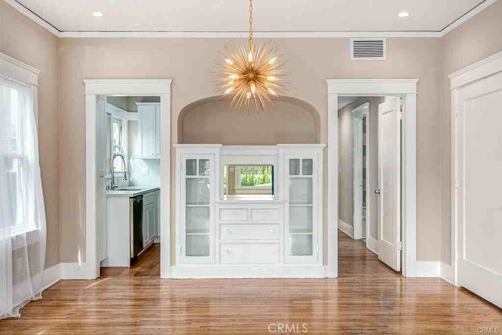 111 N Columbus Ave - Photo 5 of 18