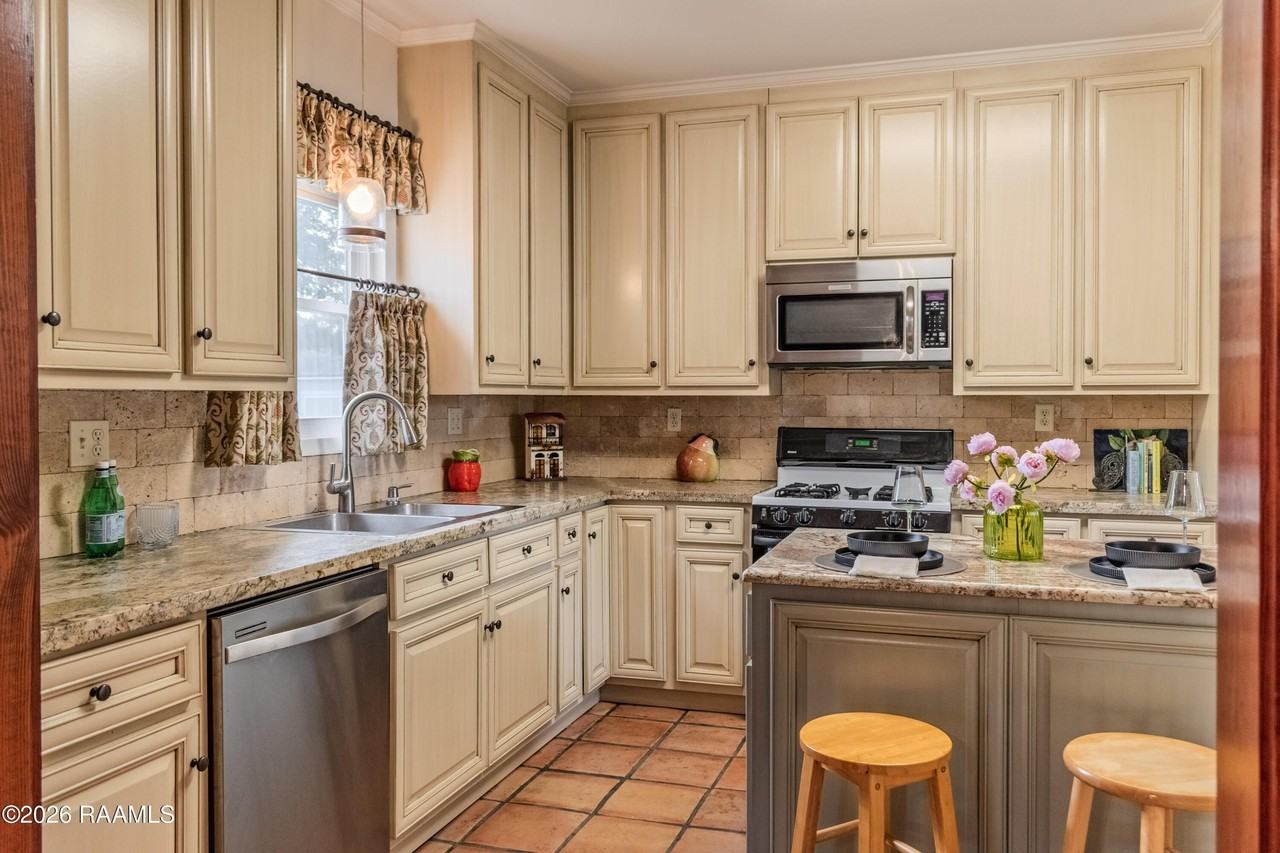 603 Dodson St - Photo 4 of 17