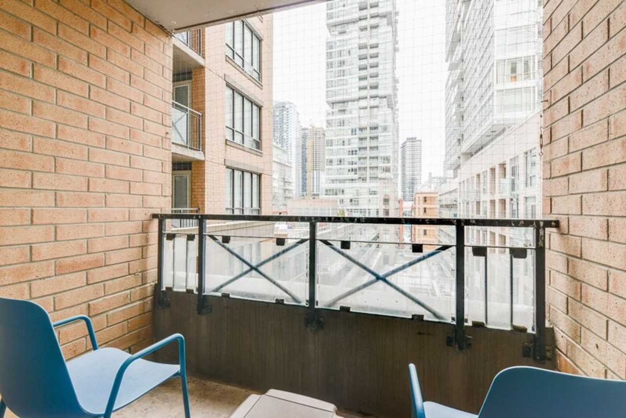 214 Adelaide St W #1034891P - Photo 3 of 11
