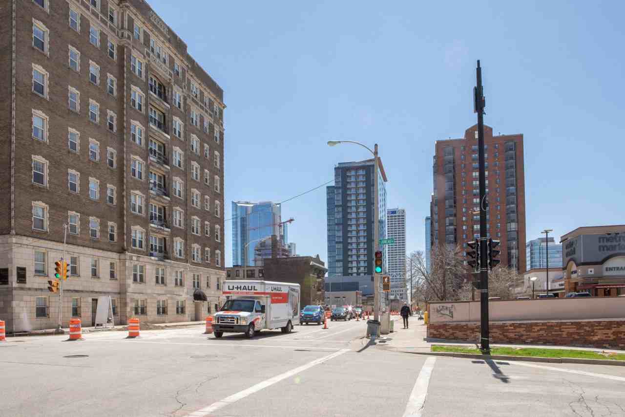 1237 N Van Buren St #1379023P - Photo 3 of 50
