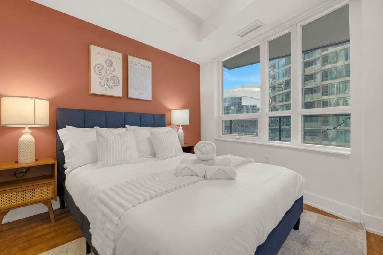 318 Wellington St W #1403814P - Photo 3 of 25