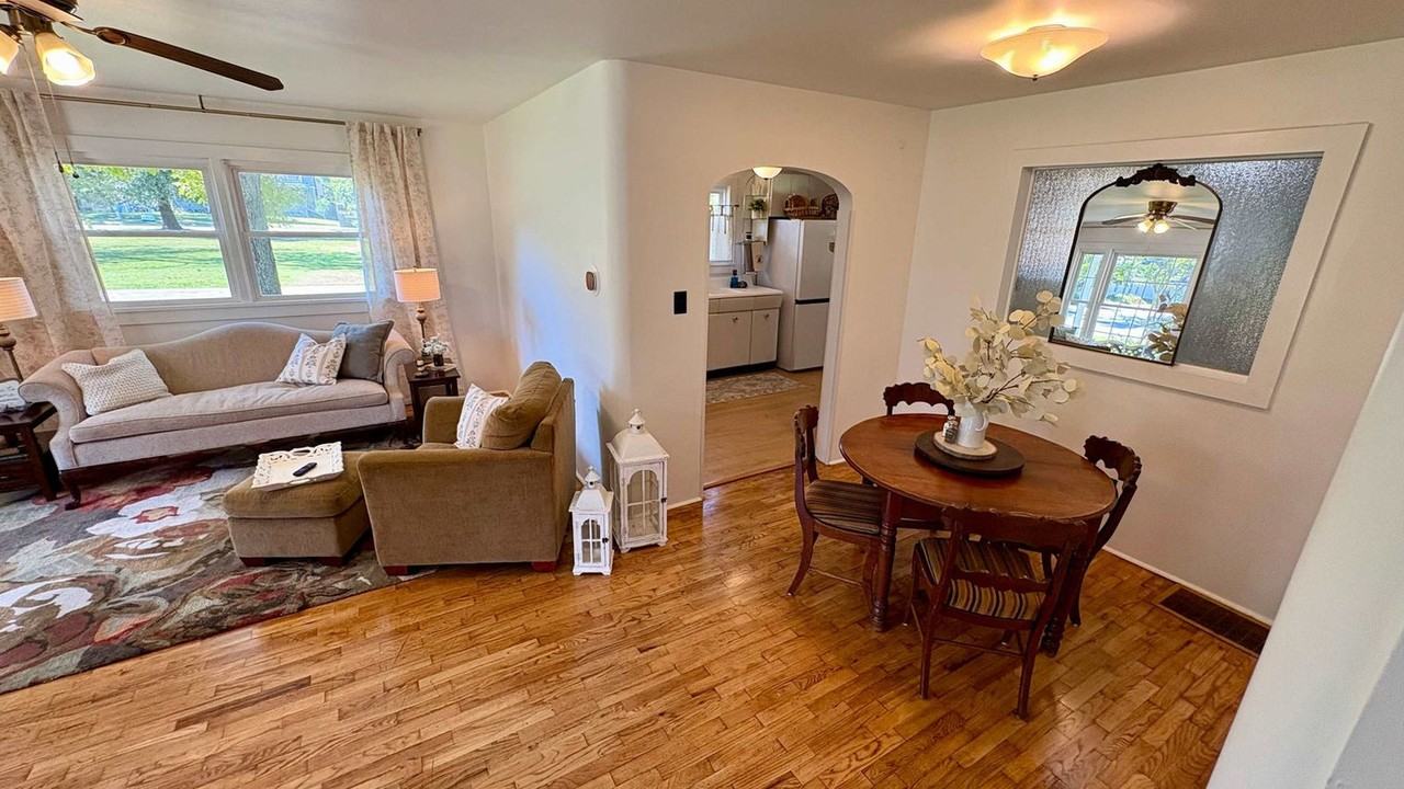 207 E Franklin St #1520952P - Photo 3 of 22