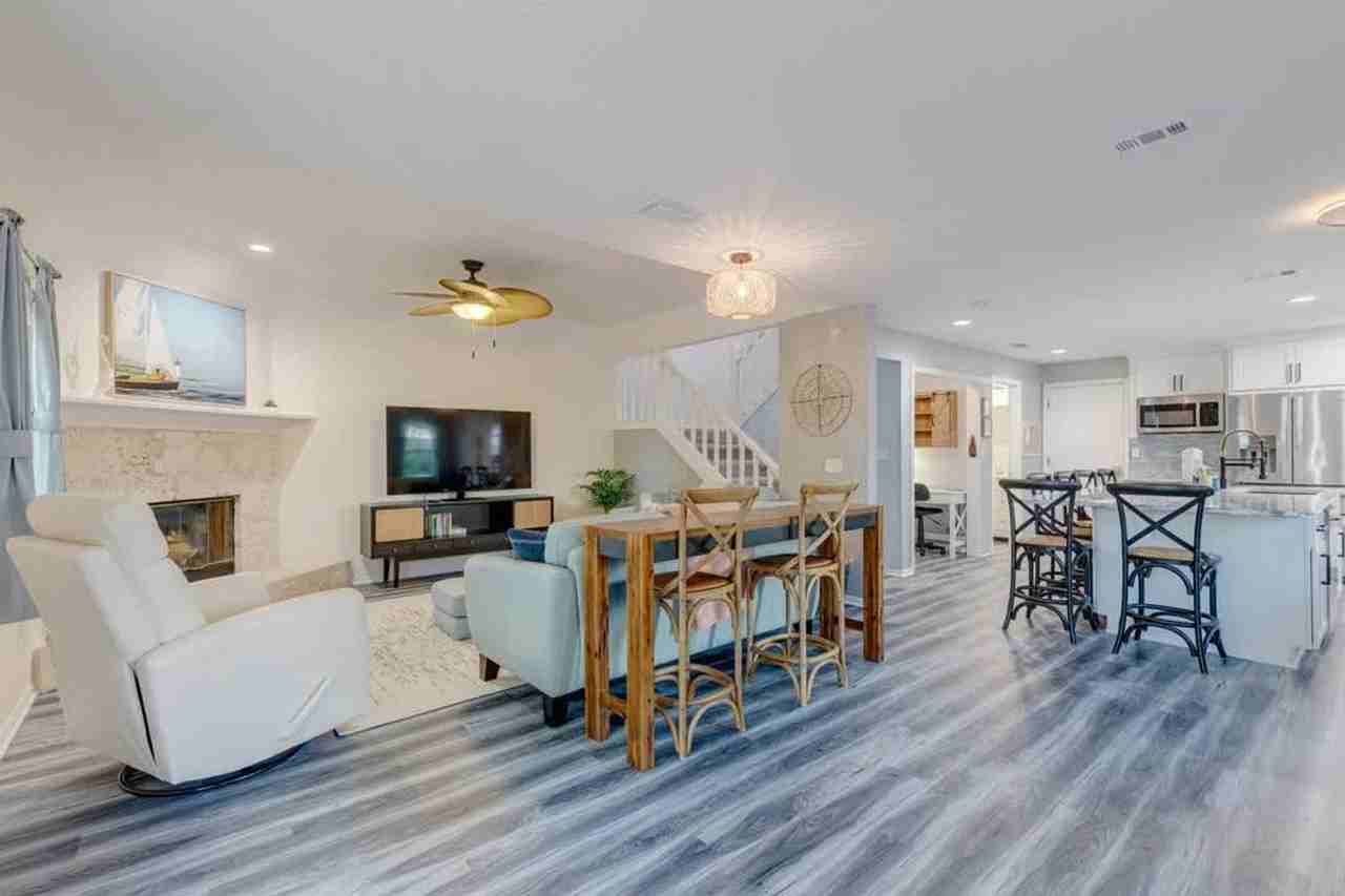 317 Lindsey Ct #1526855P - Photo 3 of 48
