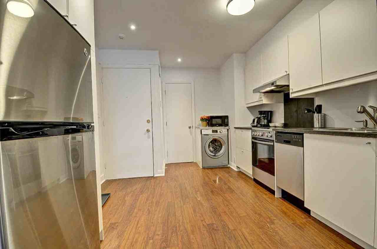 1370 Rue Ontario E #1543132P - Photo 7 of 16