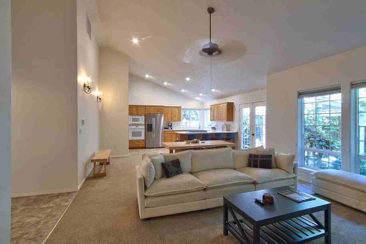 2372 Nw Meadows Dr #1550268P - Photo 4 of 29