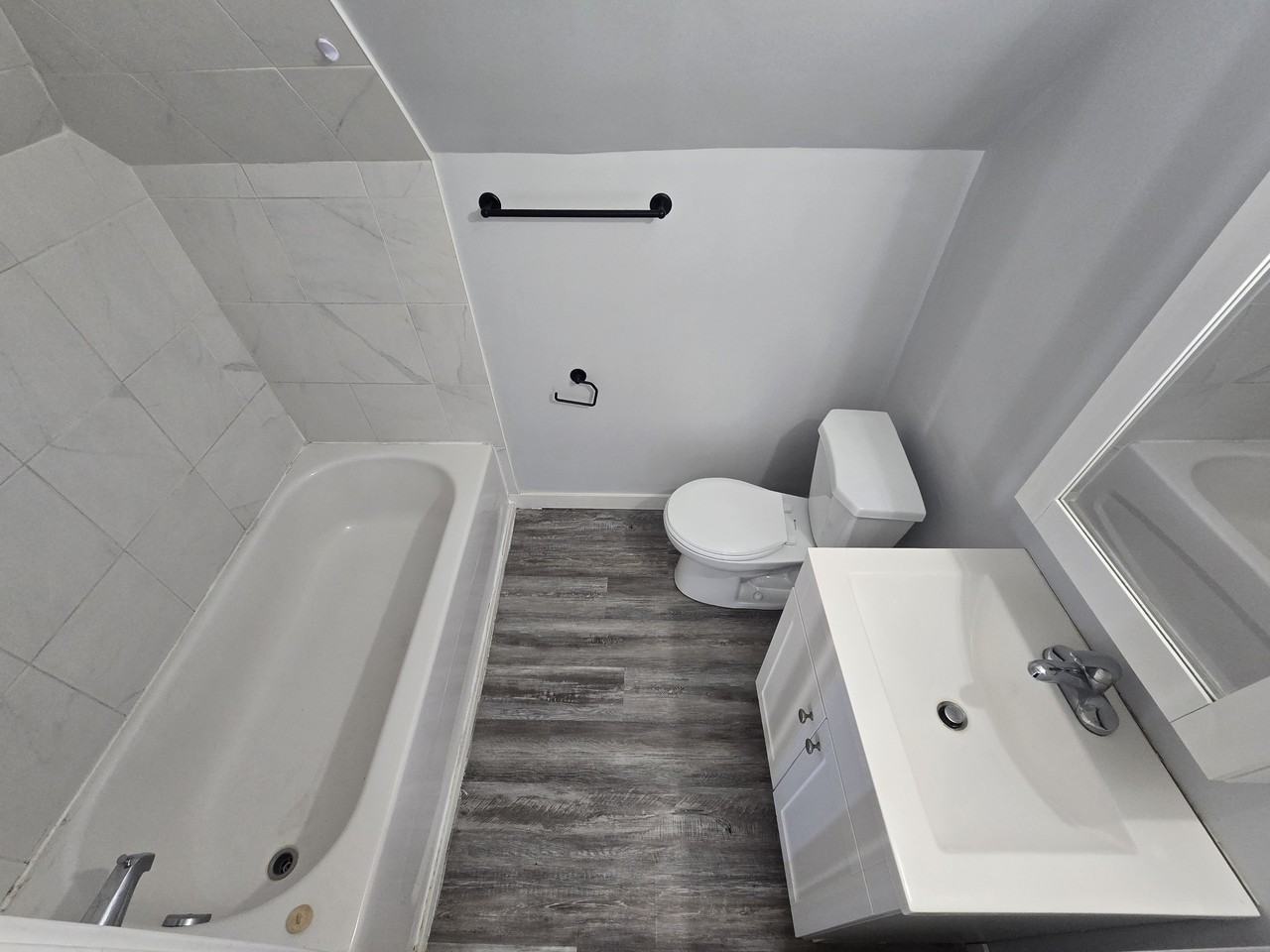 806 - 806 Simcoe Street #4 - Photo 3 of 4