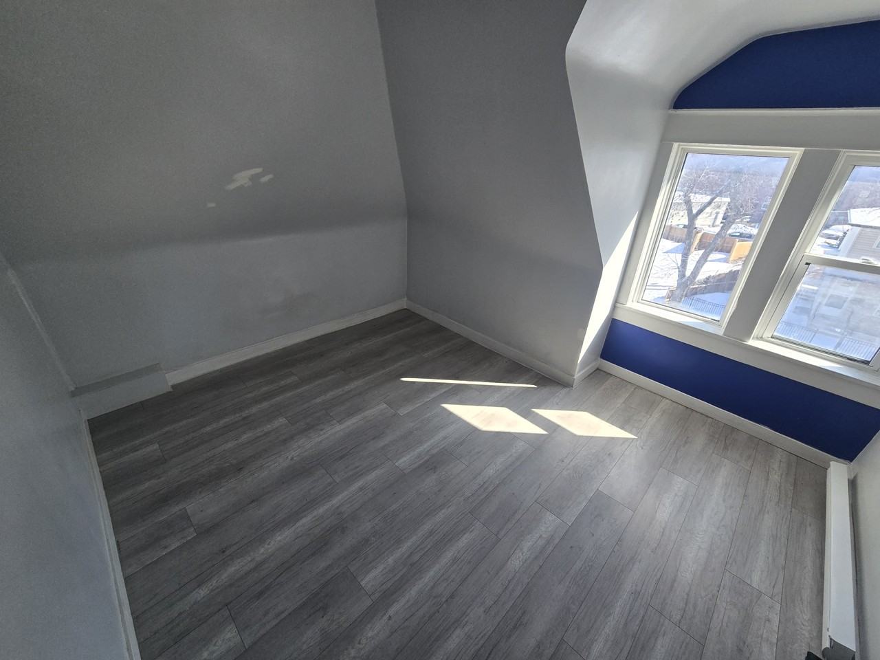 806 - 806 Simcoe Street #4 - Photo 4 of 4