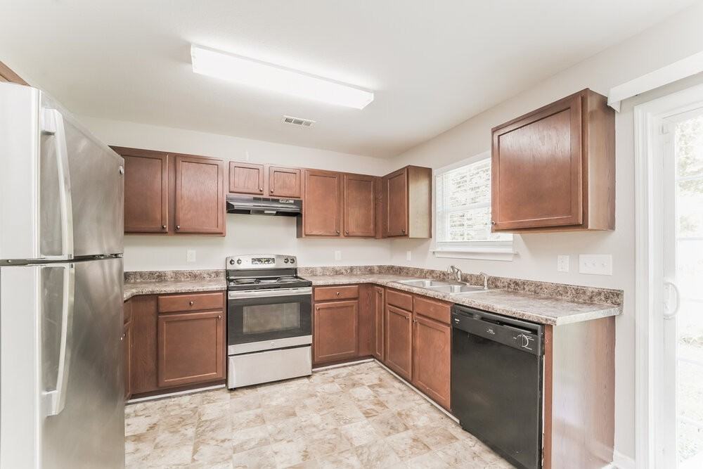 6221 Summerour Pl - Photo 7 of 17