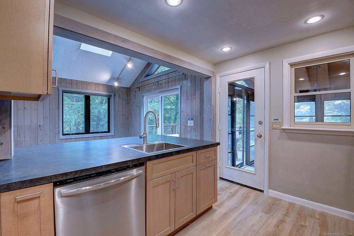 96 Indian Spring Rd - Photo 6 of 39