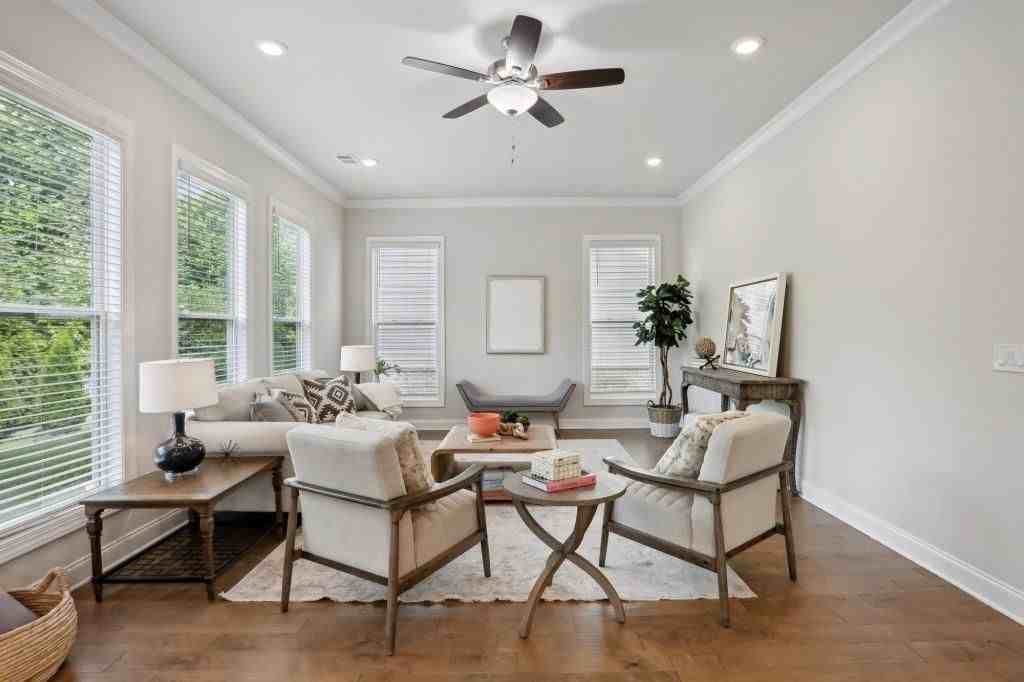 1445 Calvert Ln - Photo 4 of 29