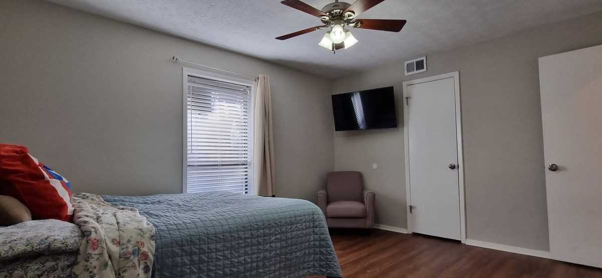 704 Dunbar Dr - Photo 2 of 23