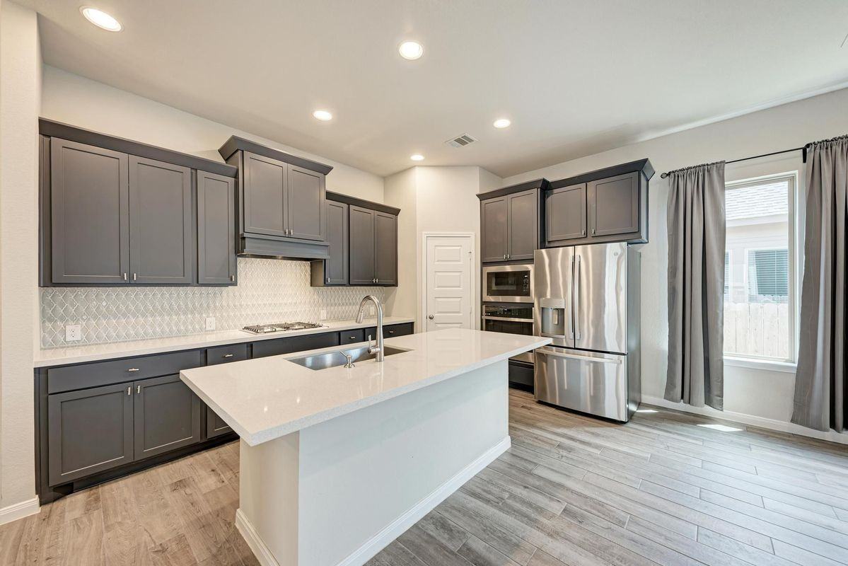 144 Danielson St - Photo 6 of 44
