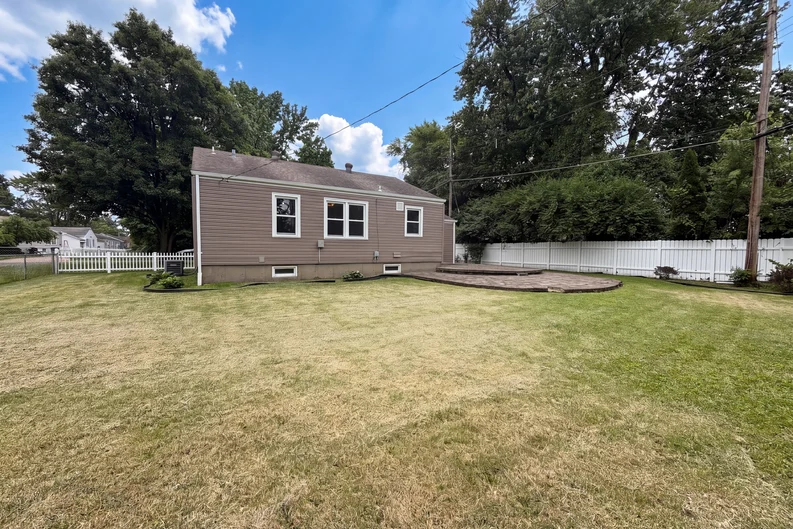 1 Winsted Pl - Photo 3 of 16