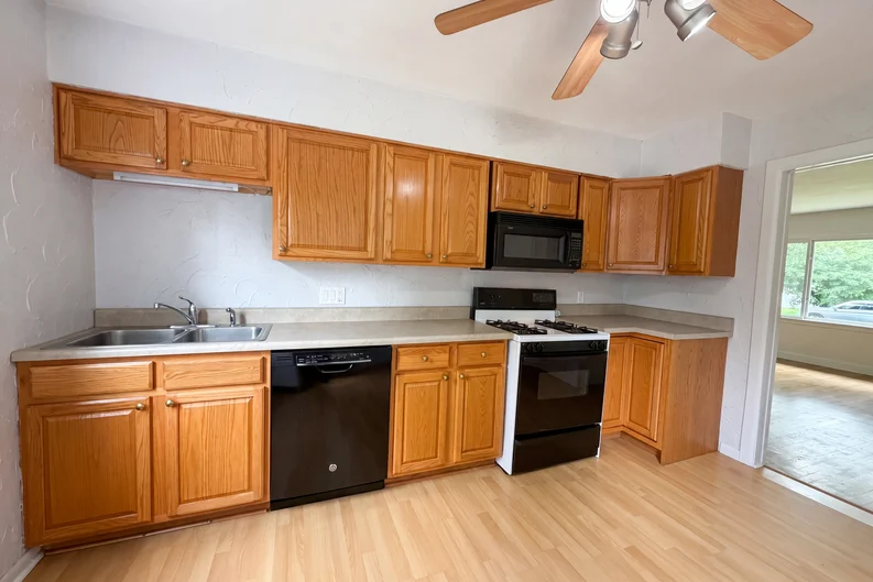 1 Winsted Pl - Photo 4 of 16