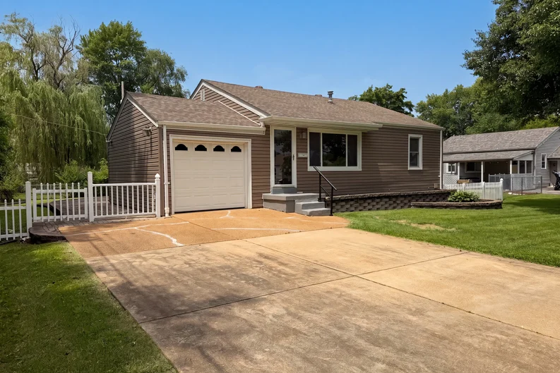 1 Winsted Pl - Photo 5 of 16