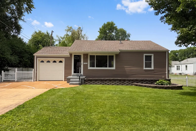 1 Winsted Pl - Photo 6 of 16