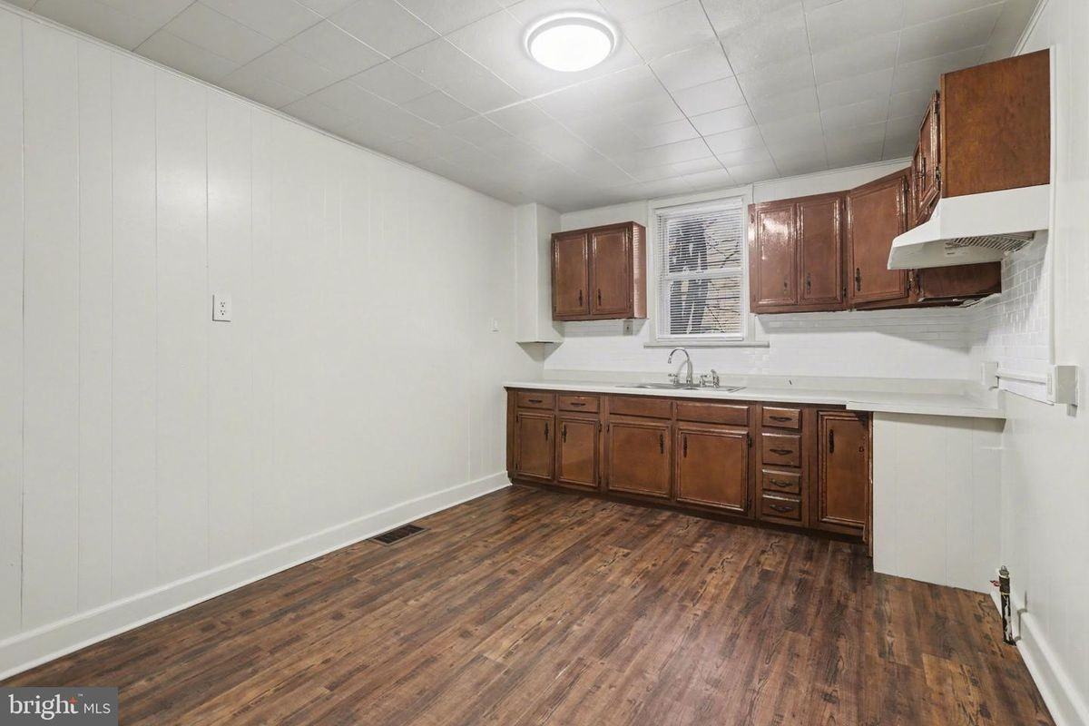 335 Poplar St - Photo 6 of 18