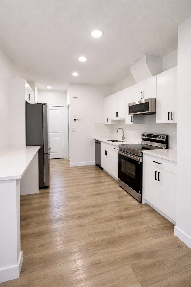 Modern 3 Bed, 2.5 Bath Townhouse with Single Garage in Keswick - Photo 3 of 13